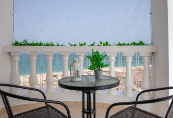 Amazing sea view studio has rooms with a private hot tub