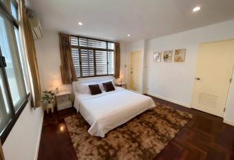 Sukhumvit 31 Sweet Home 7 beds - up to 12 guests has Balcony rooms