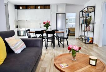 GK - Modern Apartment allows 18 year olds to book a room