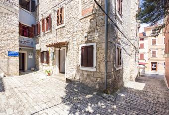 OLD CITY APARTMENT PULA 1 allows 18 year olds to book a room