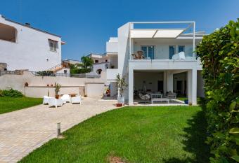 La Meridiana Due has Balcony rooms