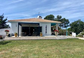 Maison avec piscine et jardin has Balcony rooms