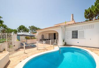 BeGuest Vale de Lobo 932 Villa allows 18 year olds to book a room