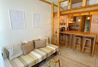 Proche de la vieille ville et des plages, et parking GRATUIT ! allows 18 year olds to book a room