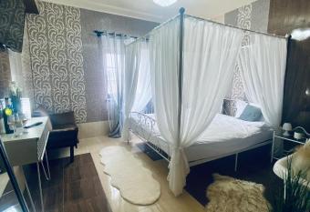 Casa Domeniile Vinului has rooms with a private hot tub