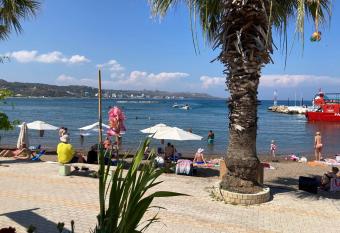 Restaurant Maria Suites SunRise allows 18 year olds to book a room