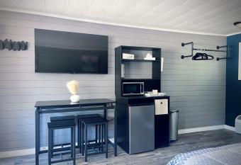 Teepee Room 11-Newly Renovated allows 18 year olds to book a room