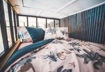 Stoke Fleming Studio Apartment has Balcony rooms