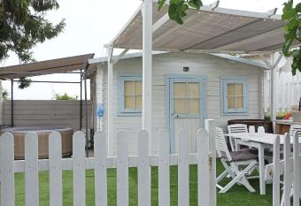 Casetta vista mare con piscina has Balcony rooms