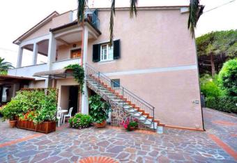 Trilocale vicino alla spiaggia has Balcony rooms