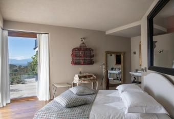 Relais Le Due Matote allows 18 year olds to book a room