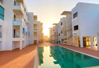 Comfort apartment, with nice terrace (2min to sea) has Balcony rooms