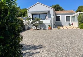 VILLA NOUNOU allows 18 year olds to book a room