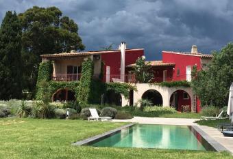 VILLA MERCEDES B&b allows 18 year olds to book a room