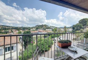 Le Fonvert    Cassis, appart proche mer by LaConciergerie13 allows 18 year olds to book a room