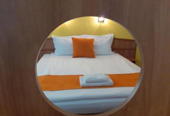 Hotel Les has rooms with a private hot tub