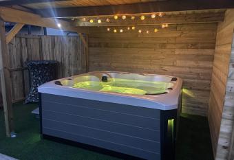 la bou  e rose has rooms with a private hot tub