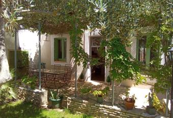 Chambres d H  tes Les Trois Rames allows 18 year olds to book a room