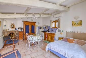 Maisonnette Charmante A Proximite has Smoking/Balcony rooms