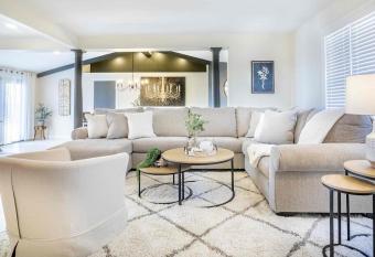 Le Chandelier: Nestled Amidst Breathtaking Scenery , 5 Miles from the Ark has Balcony rooms