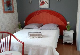 2 Chambres avec piscine et spa au calme, mer    proximit  . allows 18 year olds to book a room