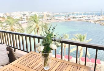 Charming Beach Apartment has Balcony rooms