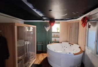 L Escapade Inattendue allows 18 year olds to book a room