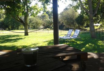 Maison au calme avec   tang (Rennes-Dinan-St Malo) has rooms with a private hot tub