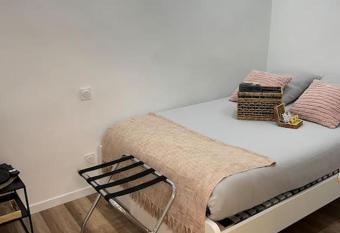 Chambre Mignet allows 18 year olds to book a room