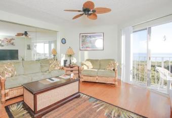 Tropical Daze Oceanfront Paradise has rooms with a private hot tub