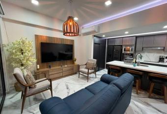 Departamento de lujo en malec  n has rooms with a private hot tub