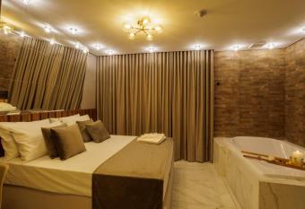 Medieval Motel SPA has rooms with a private hot tub