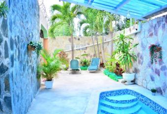 Casa Escondidas Cerca de todo lo que Necesitas. has Balcony rooms