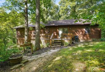 Buckeye Trail, Relax in a Rocking Chair or Rollick in a Hot Tub! has Balcony rooms