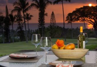 Beautiful 2/2 condo in Kailua Kona. Ocean View! has rooms with a private hot tub