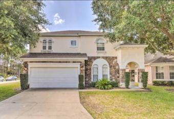 Beautiful 6Bdrm Hse w/ Pool & Gameroom near Disney has rooms with a private hot tub