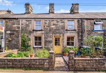 Stunning 2 bedroom cottage in Penmachno near Betws y Coed has Balcony rooms