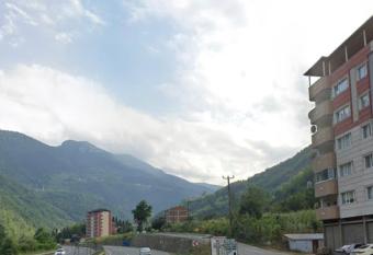 Do  a manzaral   dere kenar  nda haftal  k ve ayl  k has Balcony rooms