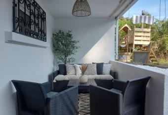 Les Landes With Love has Balcony rooms