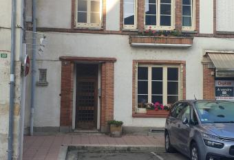 Les G  raniums Sullylois allows 18 year olds to book a room