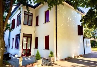 ELEGANTE Villa NAKHIL con jacuzzi allows 18 year olds to book a room