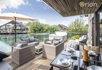 Waters Edge 15, Kingsholm P has rooms with a private hot tub