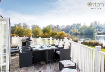 Windrush Lake 80 & 81, Waterlow Lodge P has rooms with a private hot tub