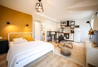 Studio cosy   quip  , Centre ville allows 18 year olds to book a room