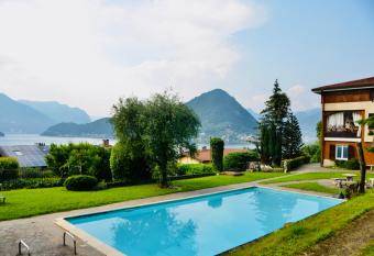 (1 MINUTO DAL LAGO) FANTASTIC VIEW ON ISEO has Balcony rooms