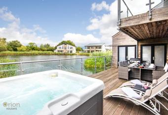 Waters Edge 04, Waterside Lodge P has rooms with a private hot tub