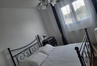 APPARTEMENT INDEPENDANT PROCHE AEROPORT D ORLY. TRAM T9/RERC ET TOUS COMMERCES A PROXIMITE has Balcony rooms