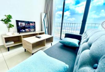 R 1-5Pax Cozy Home SetiaAlam 100mpsWifi&TV Trefoil has Balcony rooms