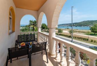 Beachfront apartments Jurica allows 18 year olds to book a room