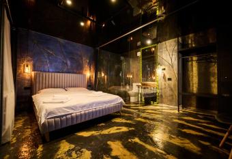 Sianisia allows 18 year olds to book a room